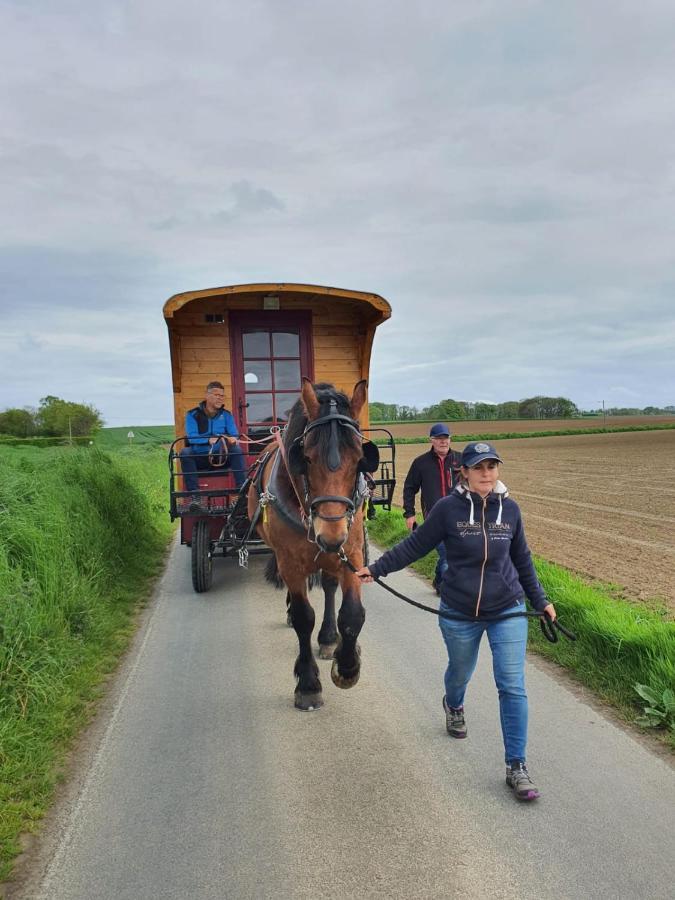 Veritable Roulotte Hippomobile "La Bailleul" Mentheville Экстерьер фото