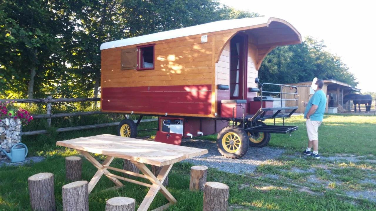 Veritable Roulotte Hippomobile "La Bailleul" Mentheville Экстерьер фото